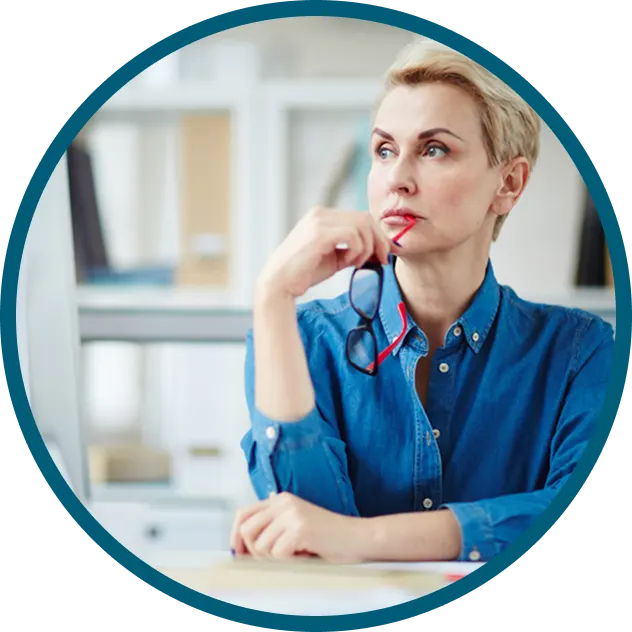 Vállalkozó nő a minőség és ár kérdésén gondolkodik pólónyomtatás előtt